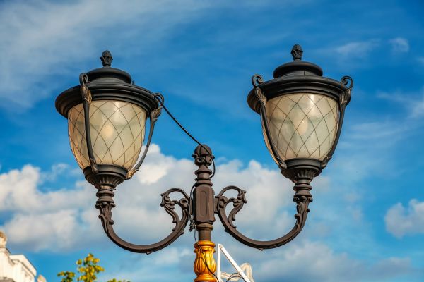 Choix de luminaire : installez un lampadaire extérieur pour votre terrasse